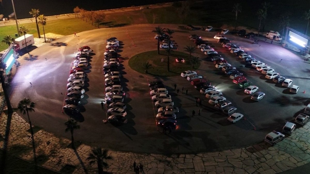 İzmir'de arabalı sinema kayıtları 19 saniye içinde doldu