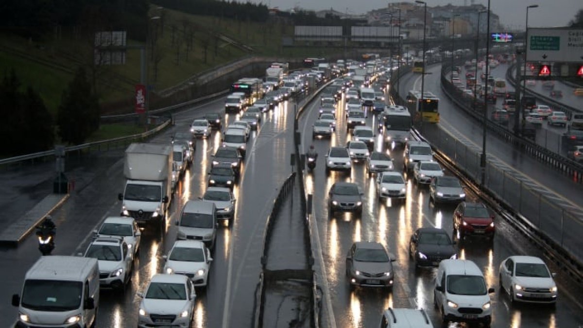 İstanbul trafik yoğunluğu yüzde 60'ı buldu