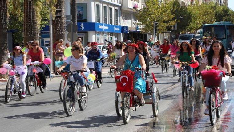Kadınlar süslü bisikletlerle sokakları renklendirdi