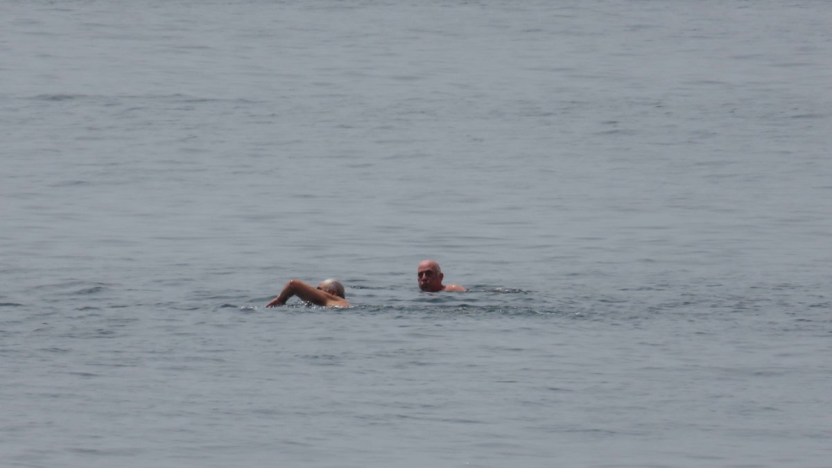 65 yaş üstü Kadıköy'de denize girdi, yürüyüş yaptı