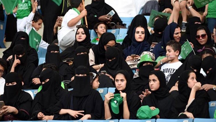 Suudi Arabistan'da bir ilk: Kadınlar stadyuma alındı
