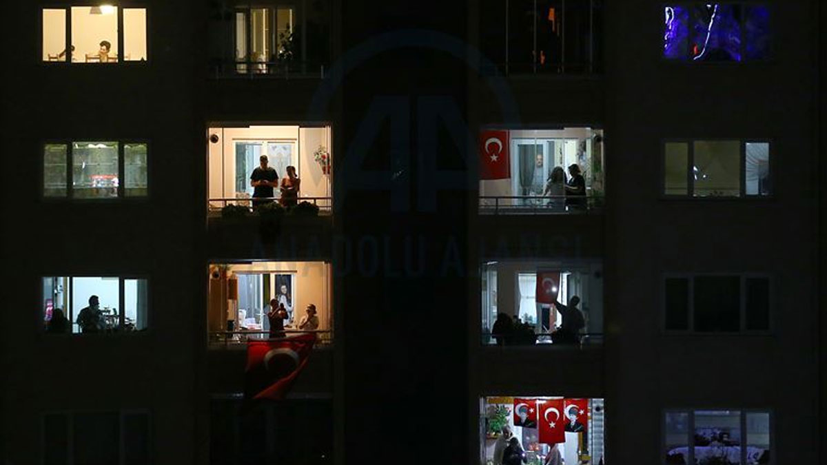 Saat 19.19'da yurttaşlar balkonlarda, CHP heyeti Anıtkabir'de