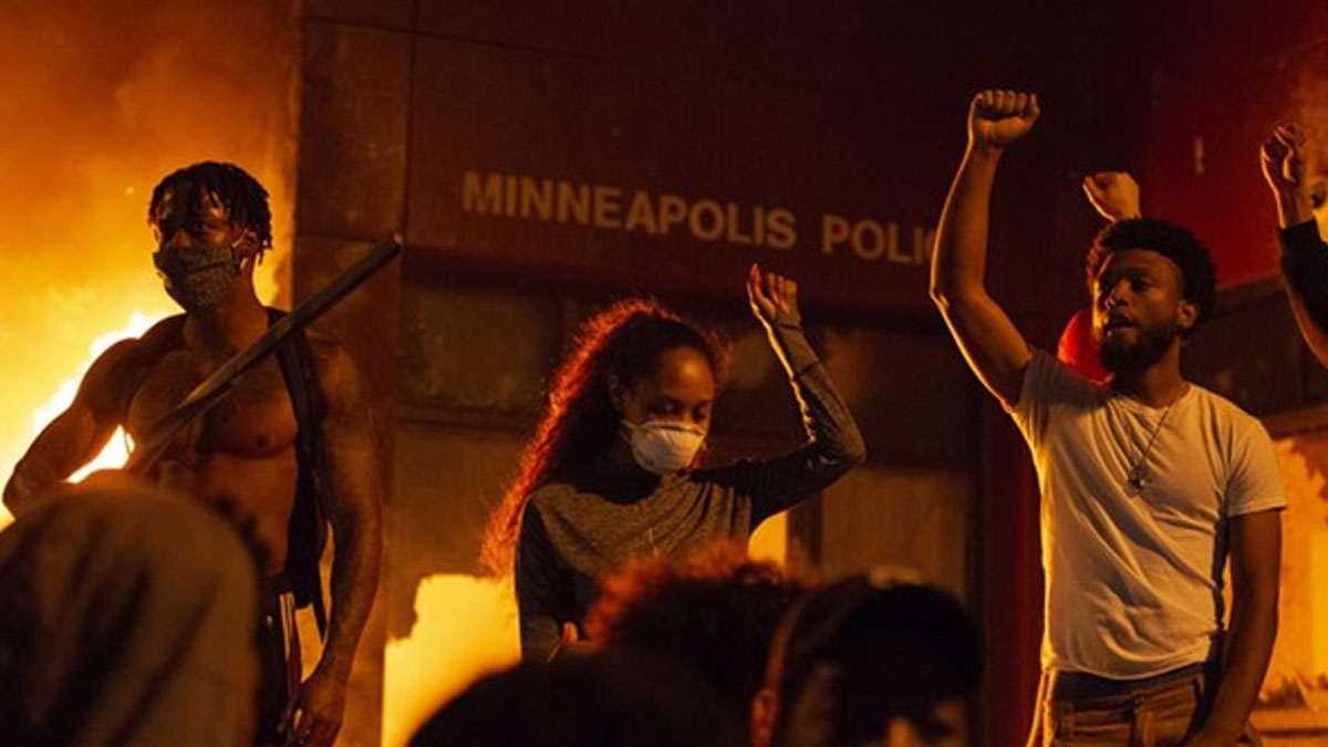 Floyd'un öldürüldüğü kentte göstericiler polis merkezini ateşe verdi