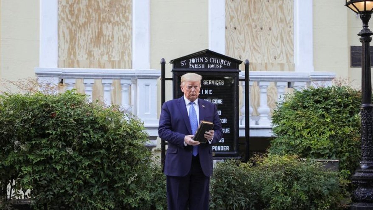 Trump kiliseyi ziyaret etti: Elinde İncil'le açıklama yaptı