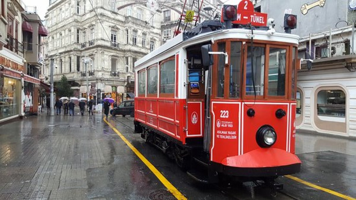 Taksim'de nostaljik tramvay seferleri yeniden başladı
