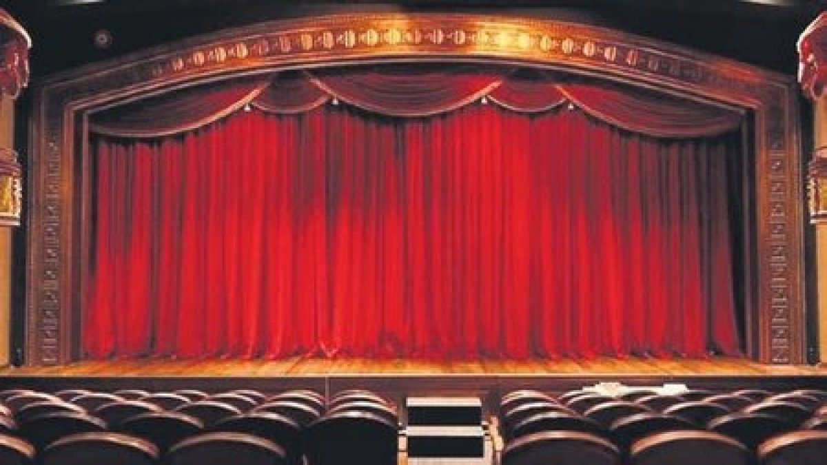 Deprem nedeniyle tiyatro ve konserler iptal edildi