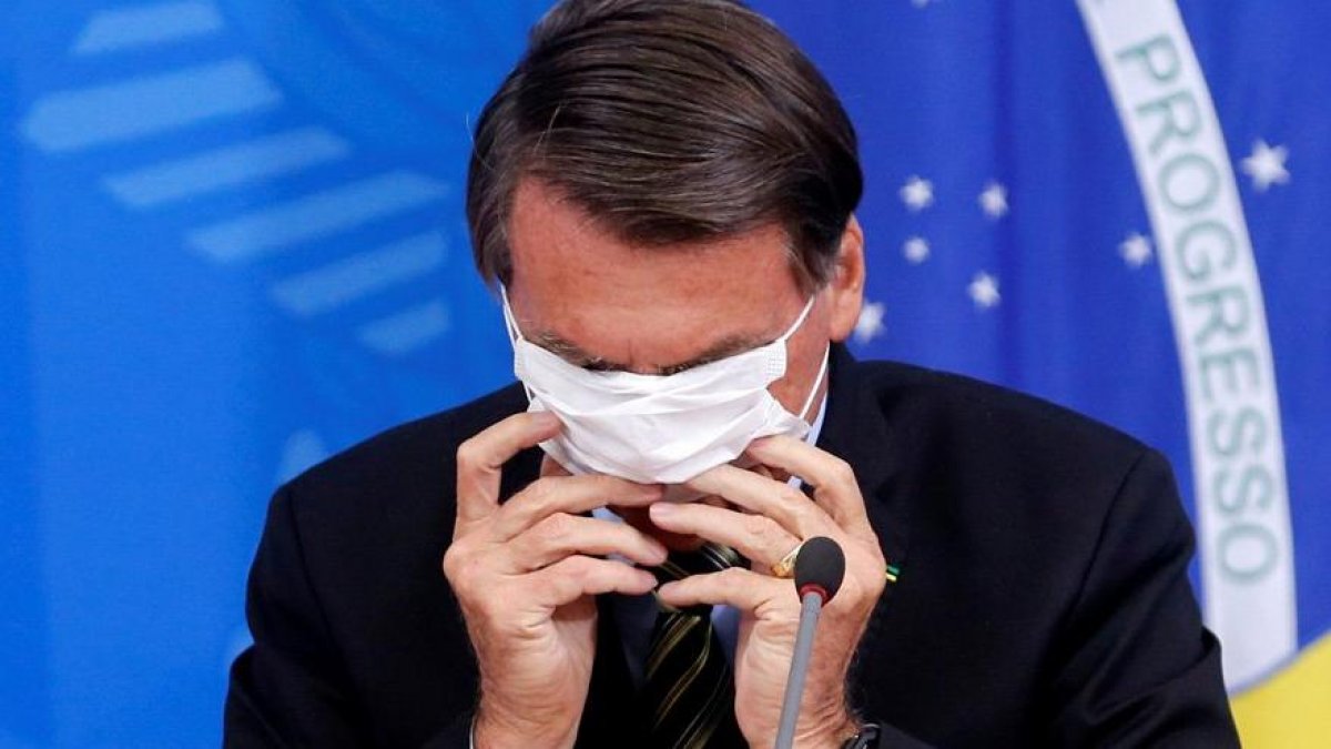 Jair Bolsonaro, kapalı mekanlarda maske kullanımını veto etti
