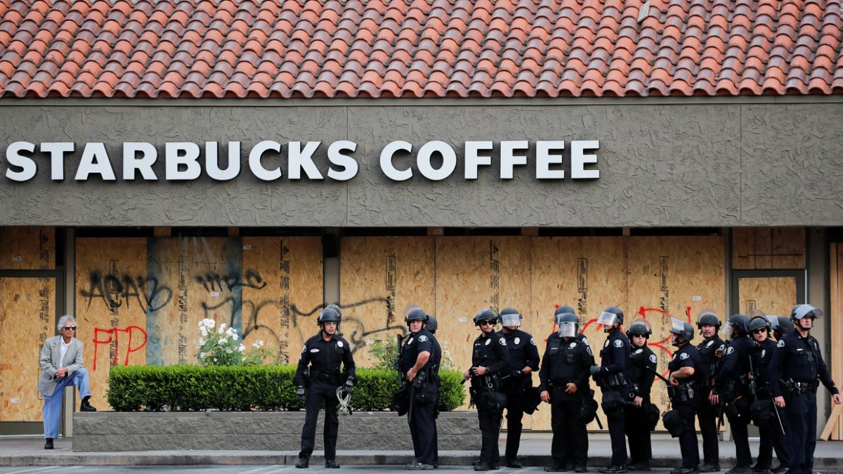 Starbucks'tan 'Black Lives Matter' geri vitesi