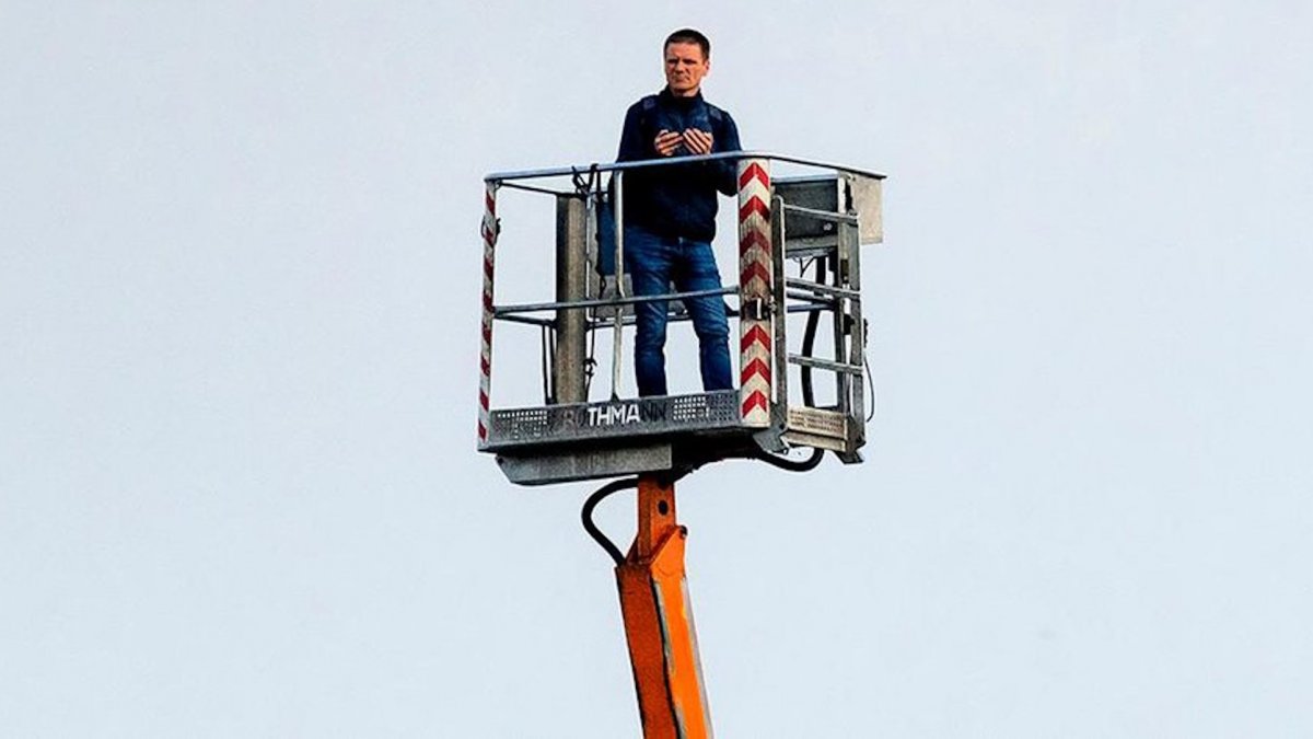 Stadyuma giremeyen taraftar maçı izlemek için vinç kiraladı