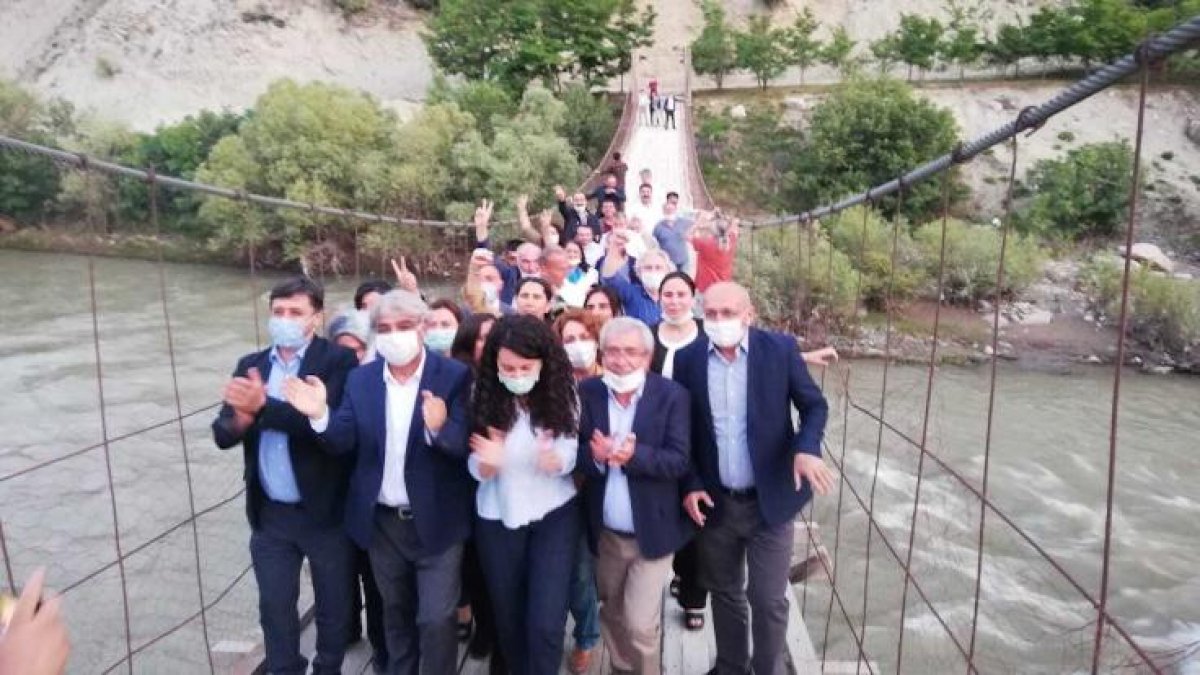 HDP'liler 'Demokrasi Yürüyüşü' öncesi Deniz Gezmiş'in yaptığı köprüden geçti