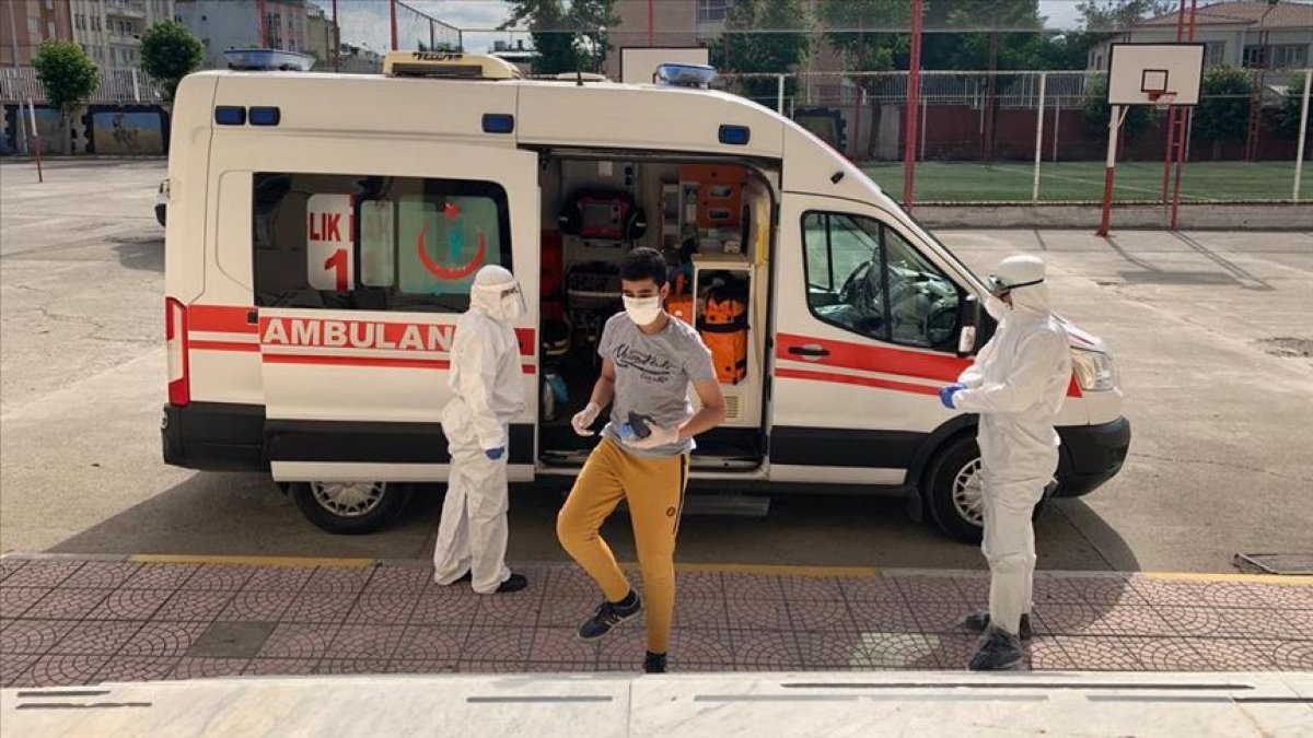 Tartışma yaratan görüntüler: Koronavirüs tedavisi gören gençler ambulanslarla sınav salonuna götürüldü
