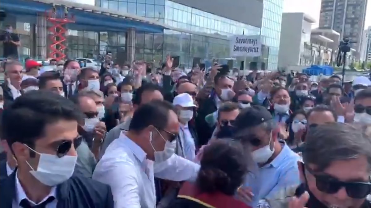 Baro başkanlarının yürüyüşünü takip eden gazetecilere polis müdahalesi