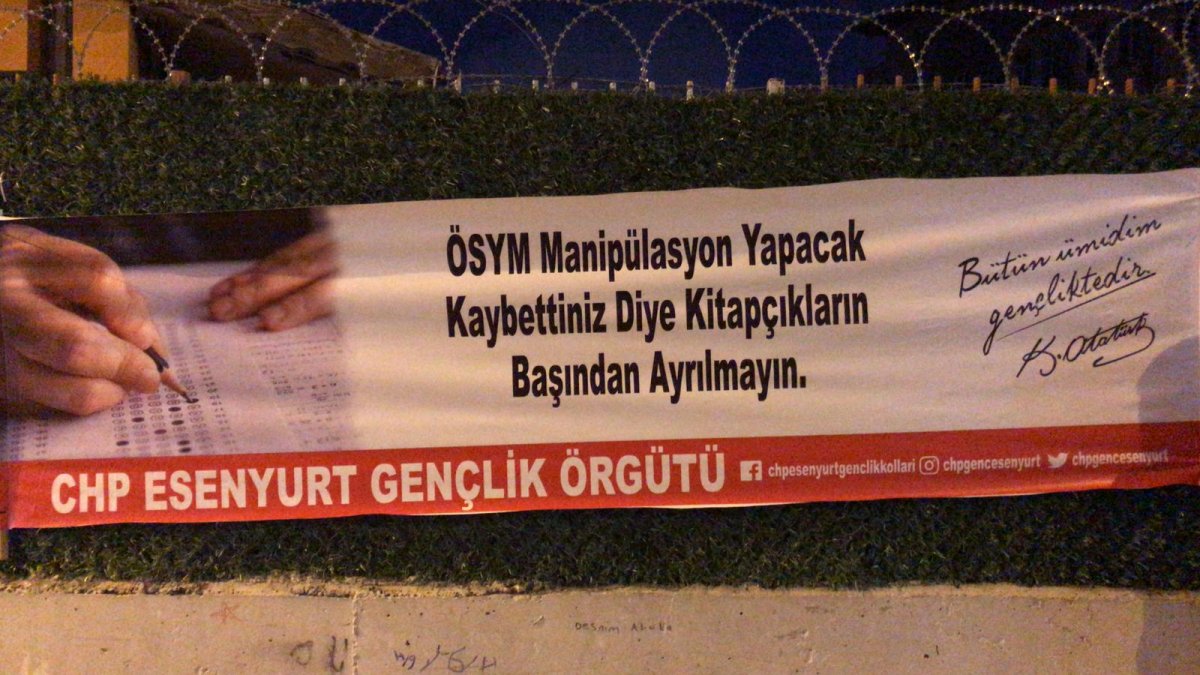 YKS hakkındaki ironik pankart nedeniyle CHP'li gençler sorguya çağrıldı