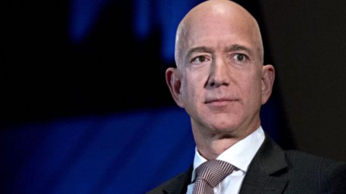 Amazon'un sahibi Jeff Bezos'un evinin önüne giyotin kuruldu