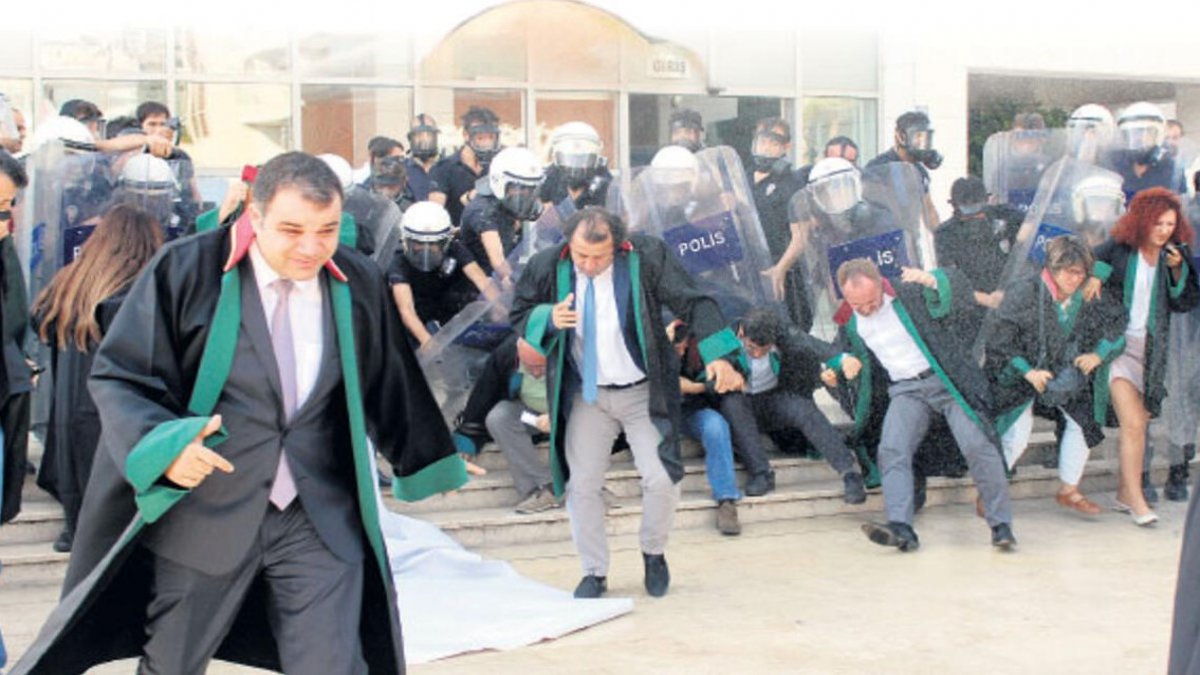 Polis müdahalesinin ardından avukatlar oturma eylemi başlattı