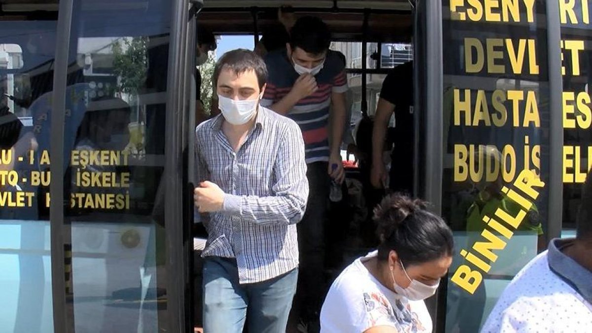 13 kişilik minibüsten 30 yolcu çıktı: Minibüs trafikten men edildi
