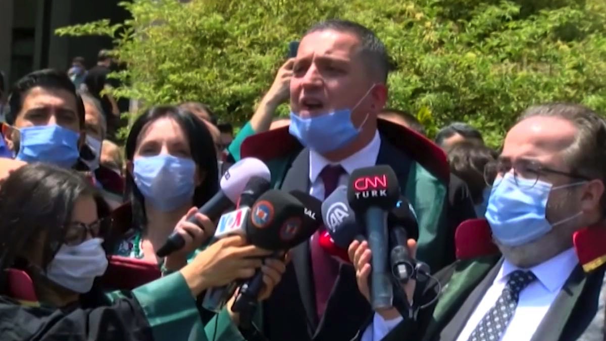 "Bağımsız savunmanın temsilcileri olarak bu düğmeleri cübbemize dikmeyeceğiz" - VİDEO