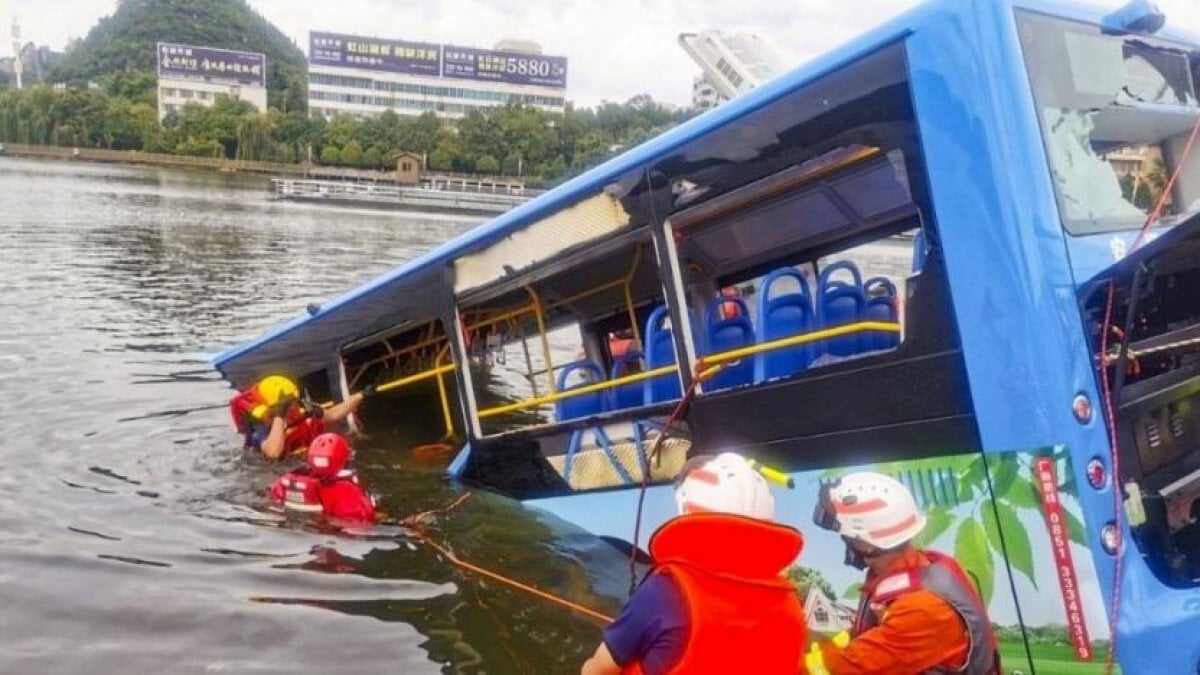 Çin'de öğrenci taşıyan otobüs su kanalına uçtu: 21 ölü, 15 yaralı