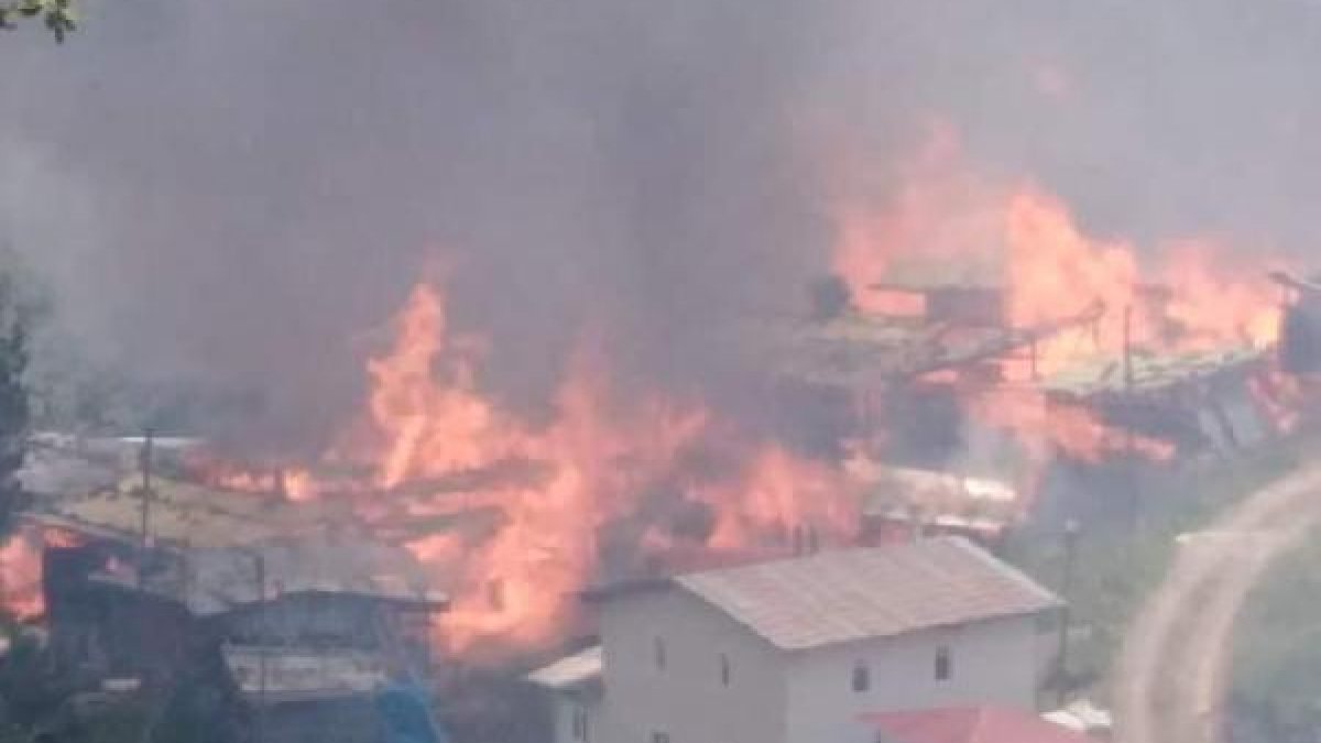 Yusufeli'nde çıkan yangın diğer evlere sıçradı-VİDEO