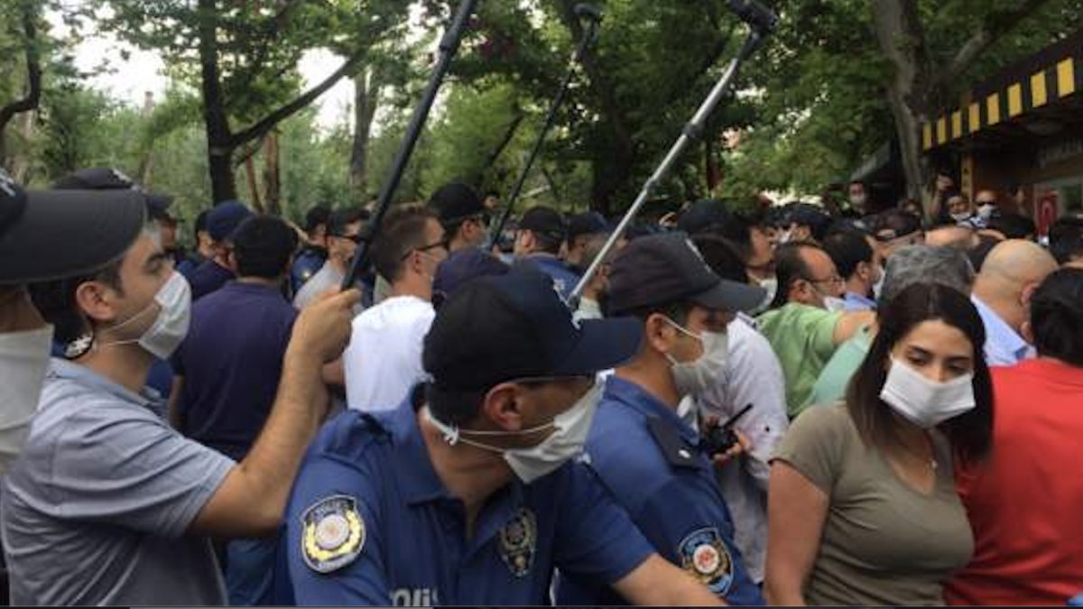 Kuğulu Park'ta barikatlar yıkıldı, avukatlarla polis arasında arbede yaşandı