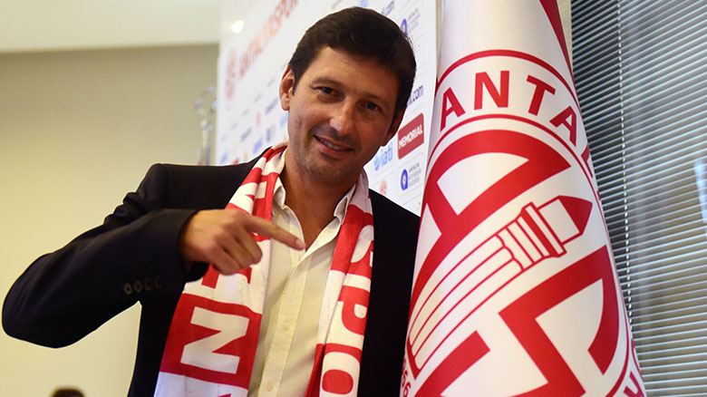 Antalyaspor'un yeni Teknik Direktörü Leonardo oldu! "Çok büyük hedeflerimiz var"