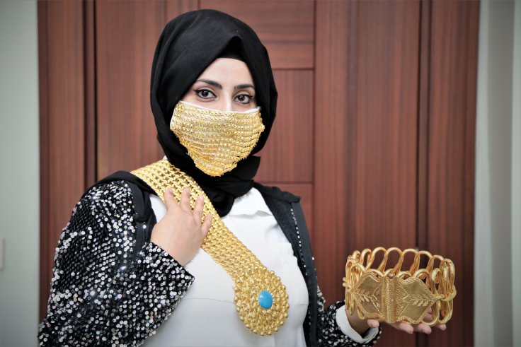 Gelinler için altın işlemeli cerrahi maske üretildi