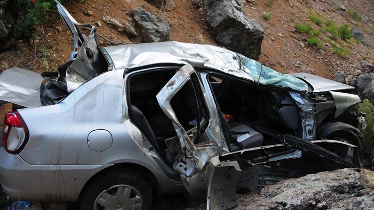 Şoför kalp krizi geçirince araç uçuruma yuvarlandı: 3 ölü, 4 yaralı