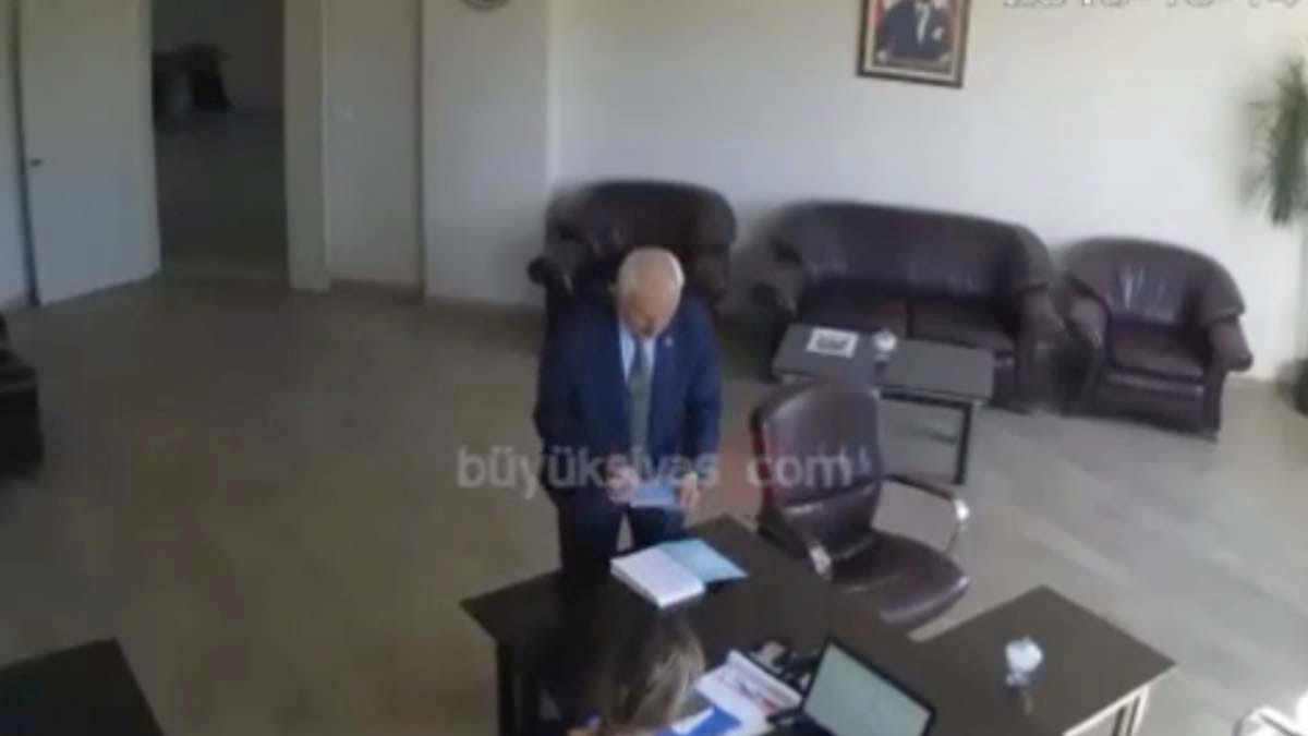 Belediye başkanı Erdoğan'ın fotoğrafını yırtıp attı