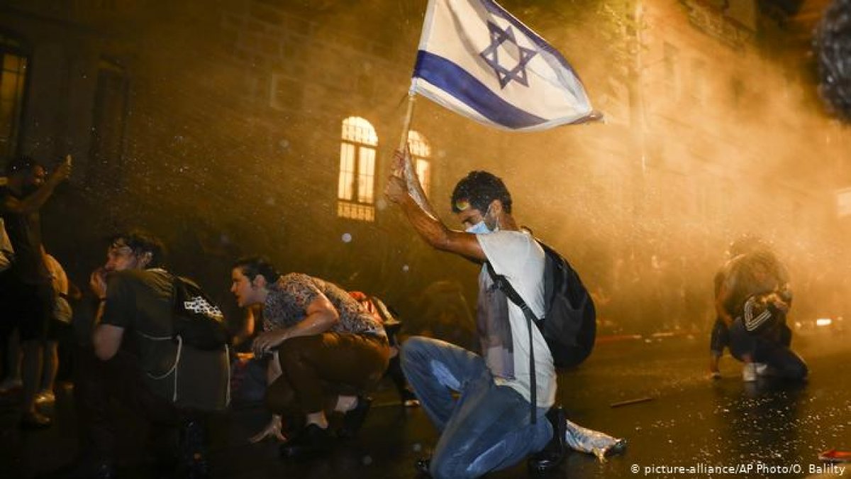Binlerce İsrailli sokaklarda: Netanyahu'yu istifaya çağırdılar