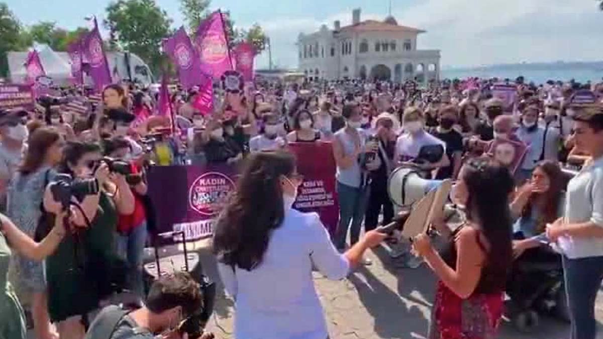 Kadınlardan İstanbul Sözleşmesi'nin tartışmaya açılmasına protesto -VİDEO