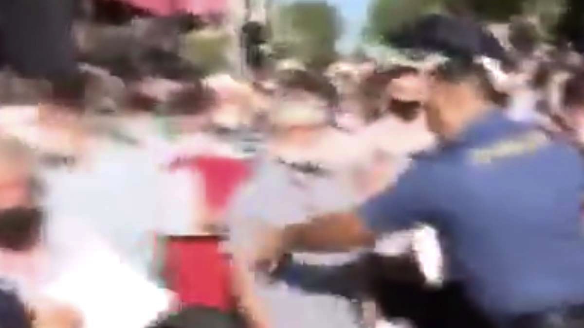 Salgını yok sayan Ayasofya koşusu: Kalabalık polis bariyerlerini aştı - VİDEO