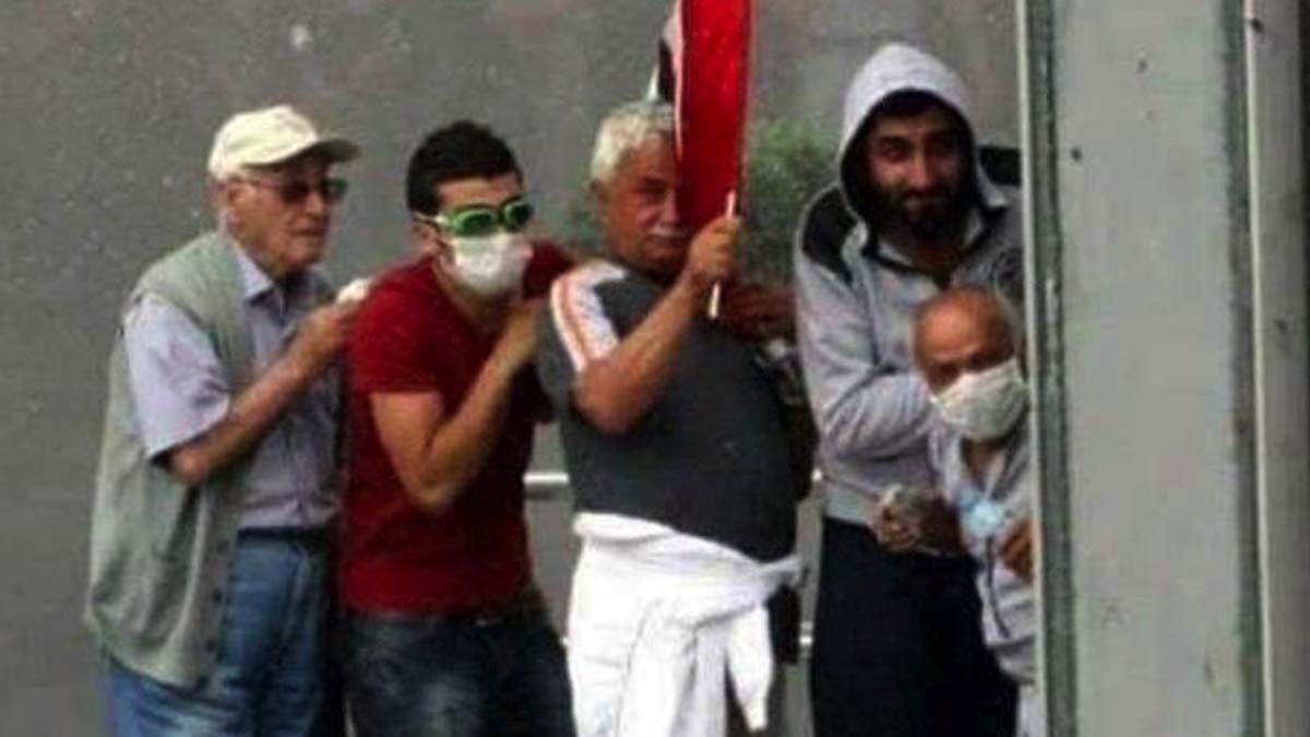 Gezi Direnişi'nin sembol fotoğrafında bulunan Zeki Özhoroz yaşamını yitirdi