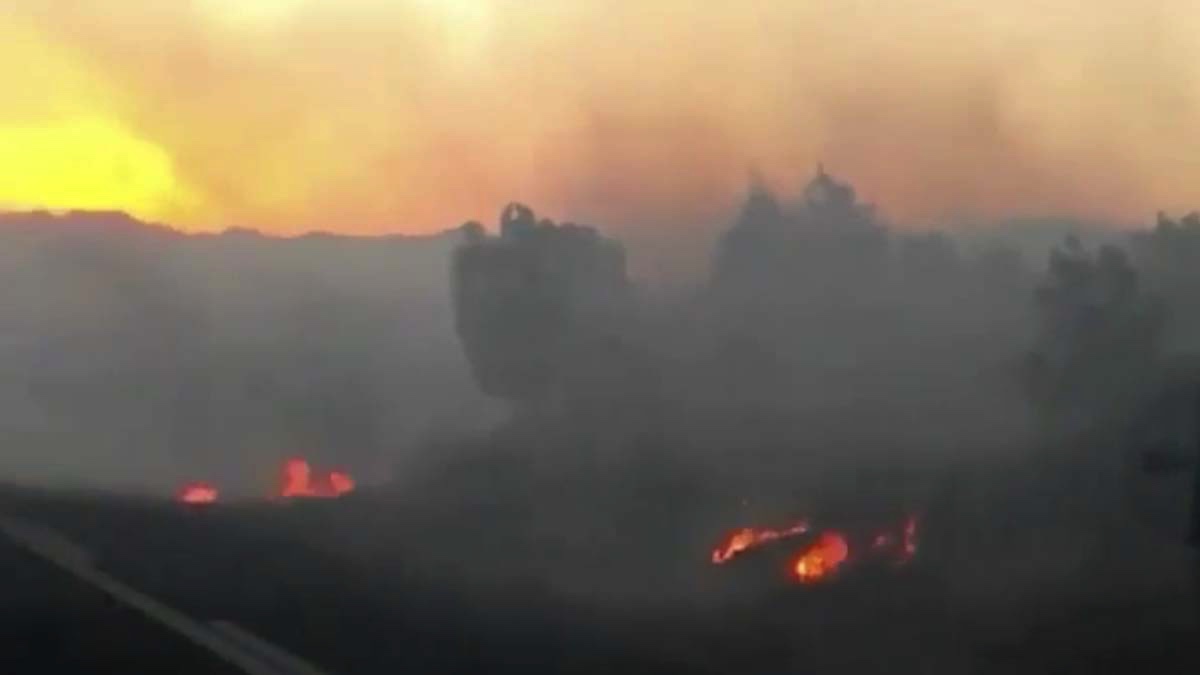 İtfaiyenin "dağlık alan" diyerek müdahale etmediği iddia edilen yangın yerleşim yerlerine ilerliyor