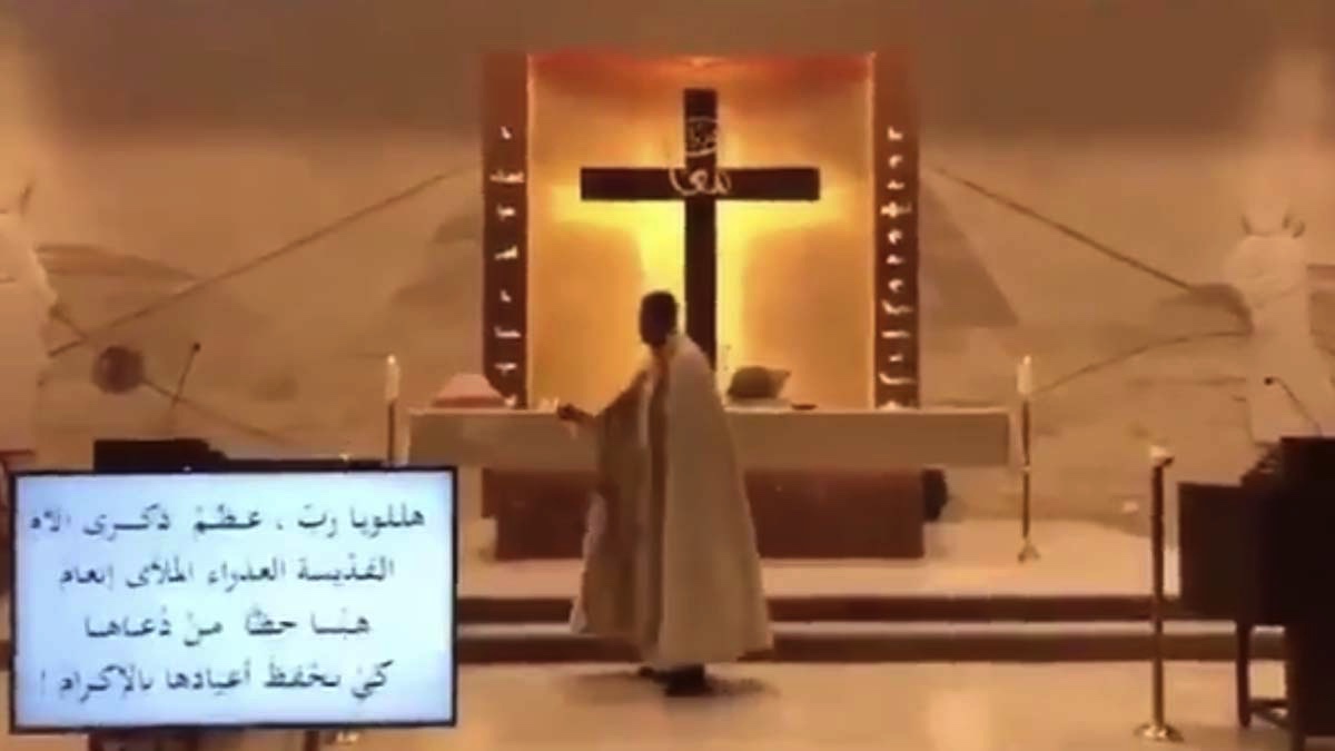 Beyrut'taki patlamada ayin yapan papazın görüntüsü gündem oldu
