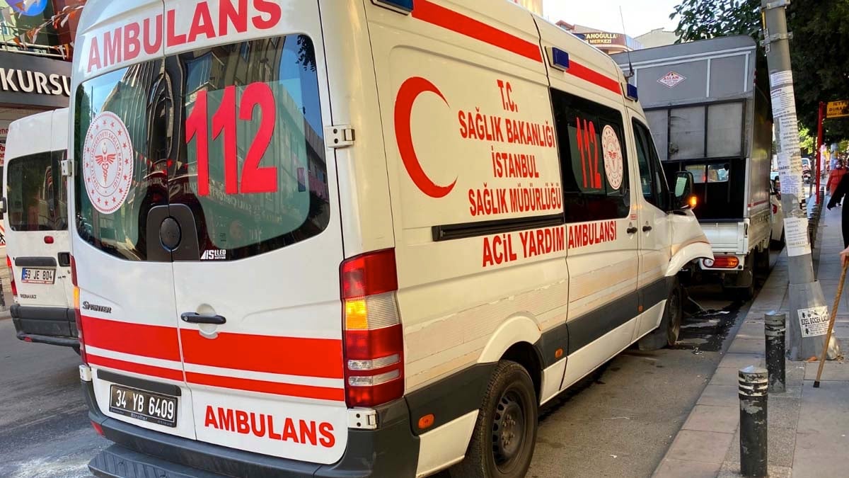 Ambulans minibüse çarptı