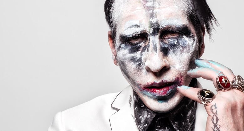 Marilyn Manson'ın üzerine sahne dekoru düştü