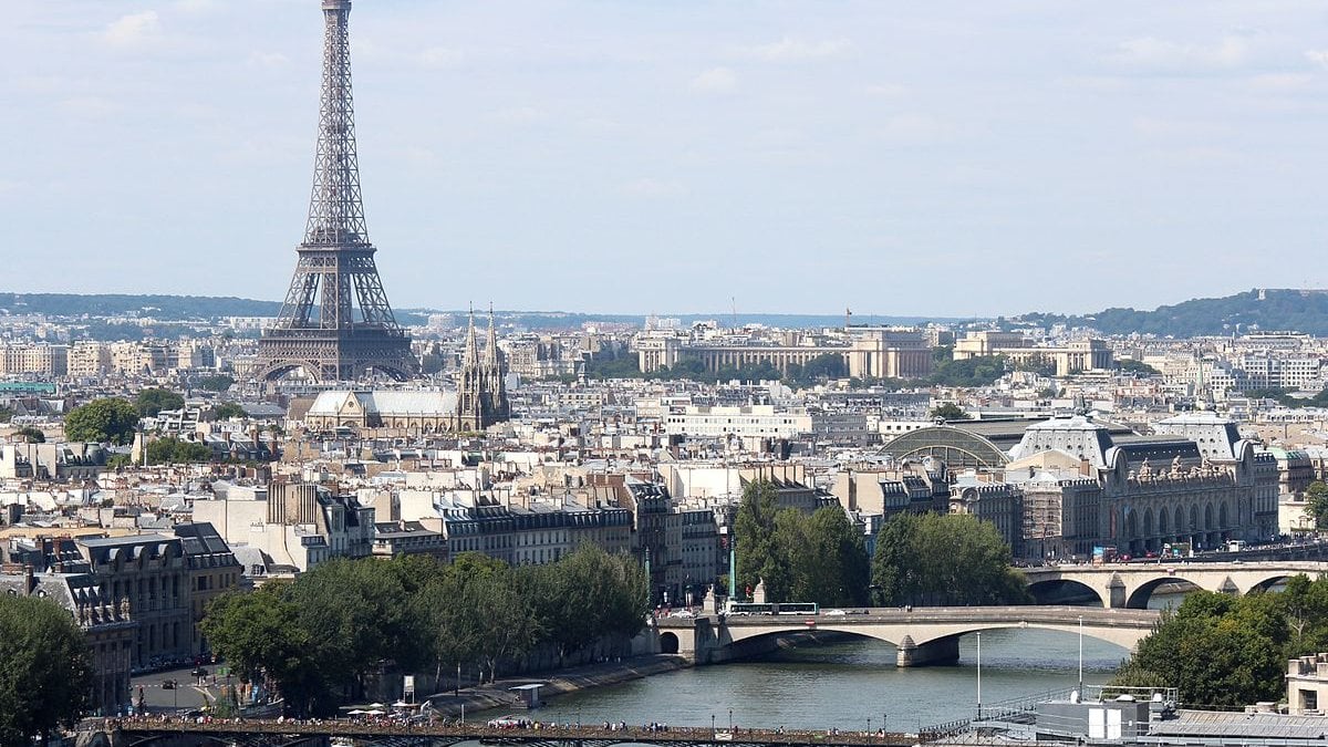 Paris’te açık alanda maske takmak zorunlu olacak