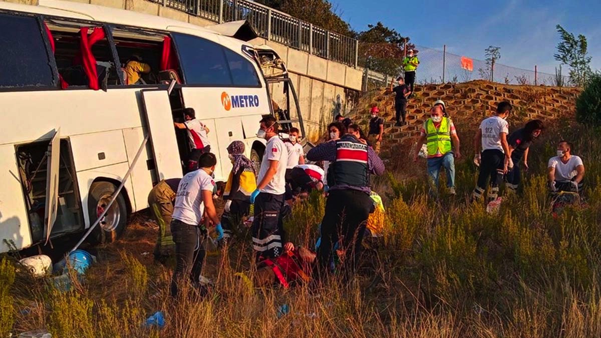 İstanbul'da yolcu otobüsü yoldan çıktı: Ölü ve yaralılar var