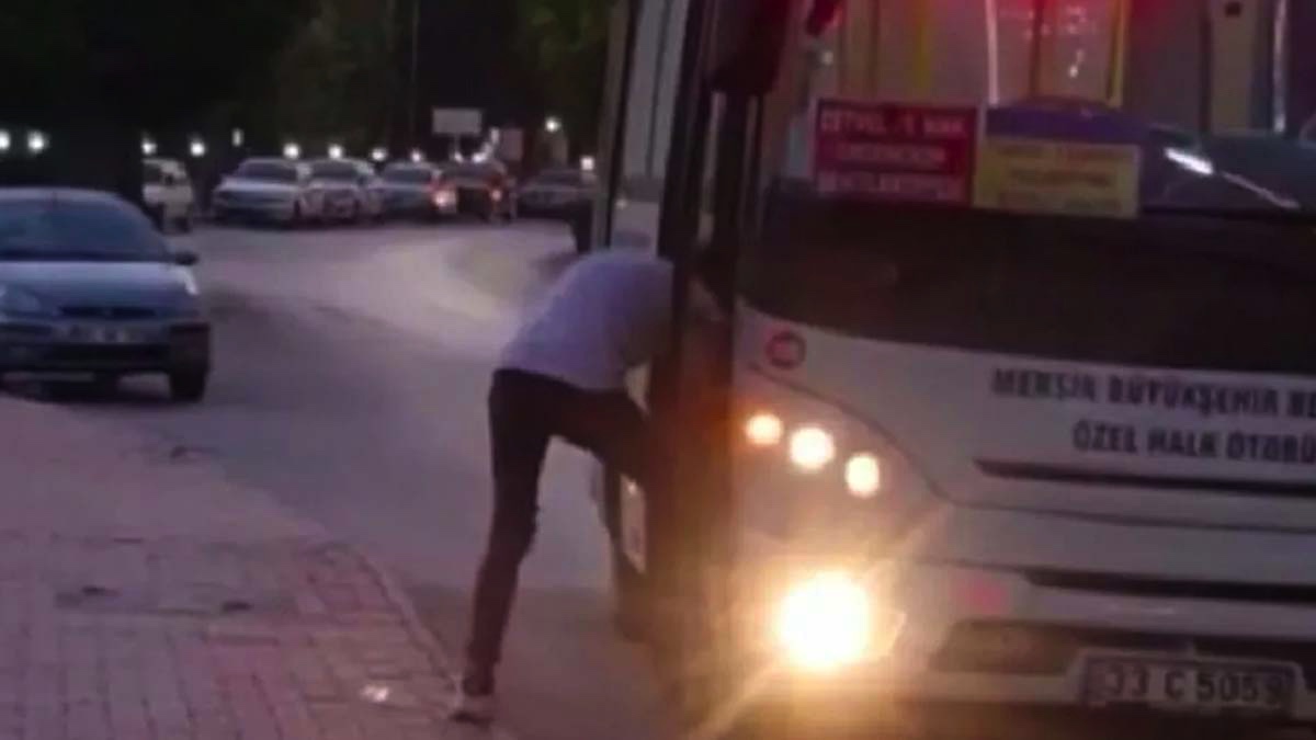 Otobüsü durdurup basamakta ayakkabısının bağcıklarını bağladı-VİDEO