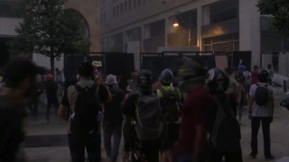 Beyrut'ta göstericilerle polis arasında hareketli anlar yaşanıyor