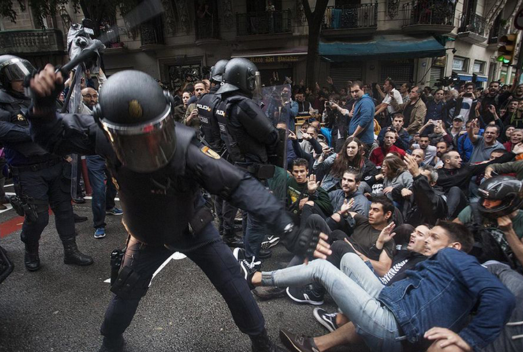 Katalonya’da referandum; Halk polisin engellemelerine rağmen sandığa gidiyor #CatalanReferendum