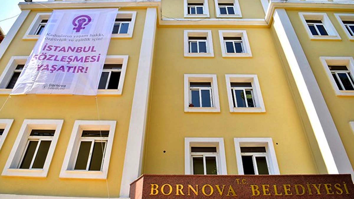 Bornova Belediyesi de "İstanbul Sözleşmesi yaşatır" pankartı astı