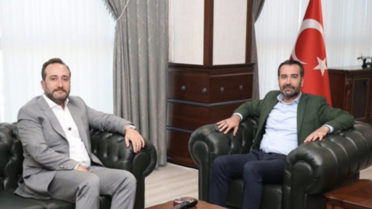 Korona çıkan AKP’li başkanla poz