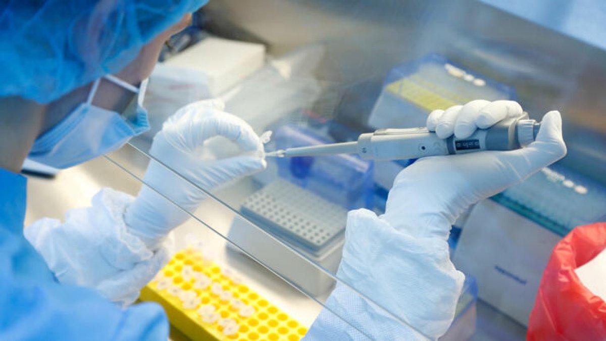 Bilim Kurulu Üyesi Özlü'den 'aşı' açıklaması: 1-2 yıl virüsle yaşamaya devam edeceğiz