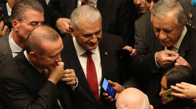 Cumhurbaşkanı Erdoğan ve Celal Adan arasında rozet değişimi