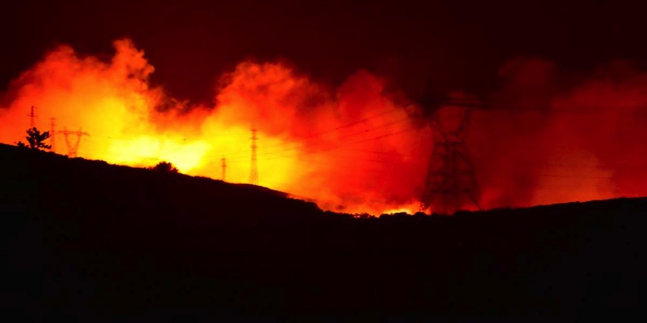 Çeşme'de yangın: Havadan müdahale başladı