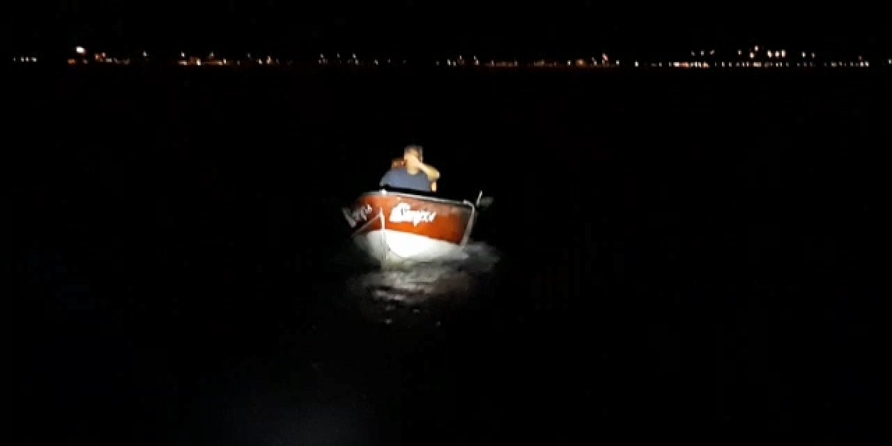 İznik Gölü'nde mahsur kalan 2 balıkçı kurtarıldı