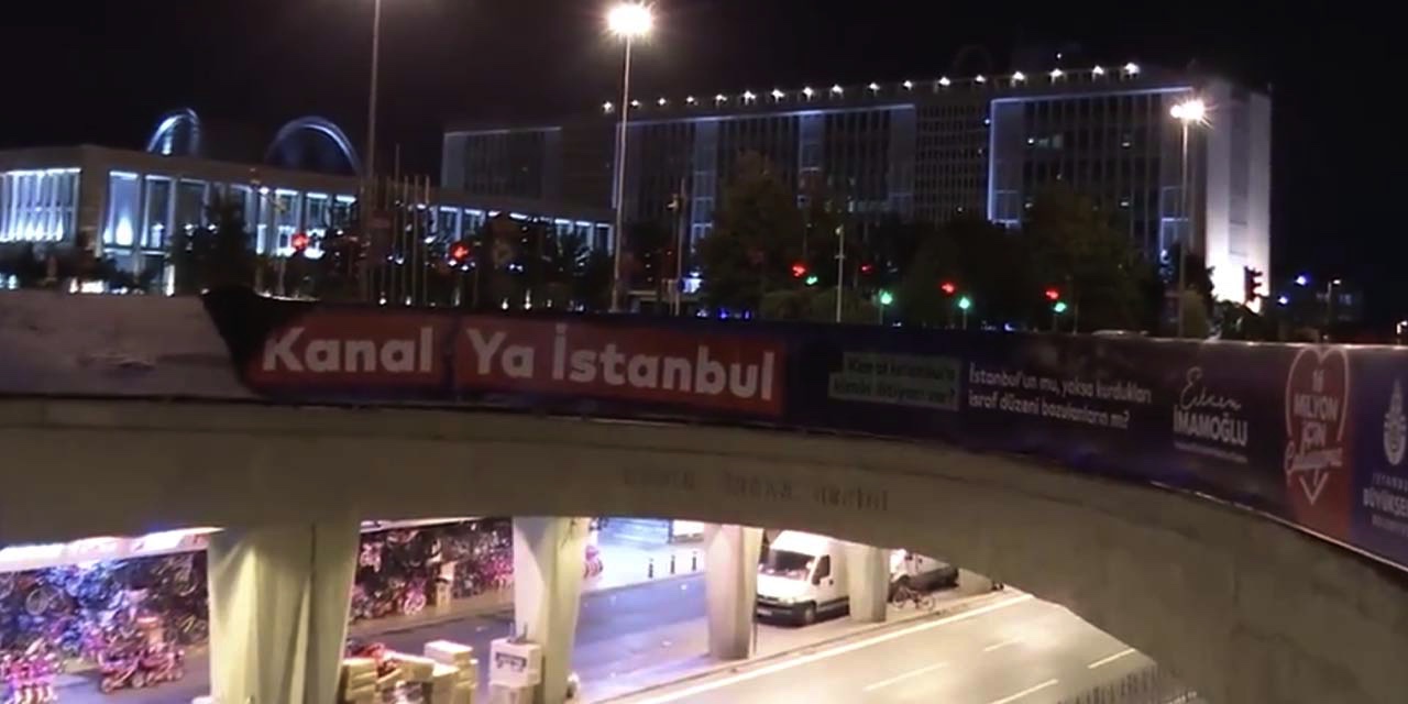 İBB'nin Kanal İstanbul afişleri polislerce söküldü! - VİDEO