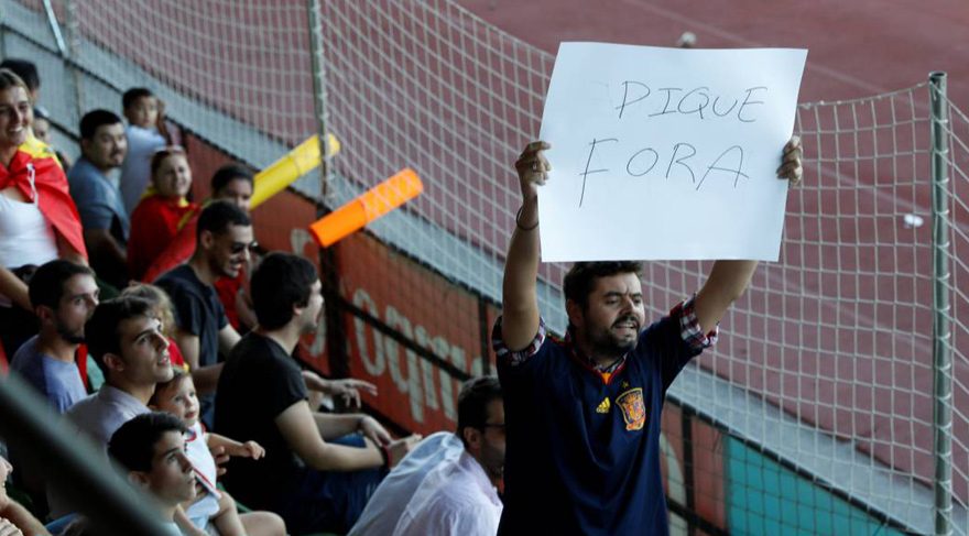 İspanya Milli Takım antrenmanında Pique'ye protestolar damgasını vurdu