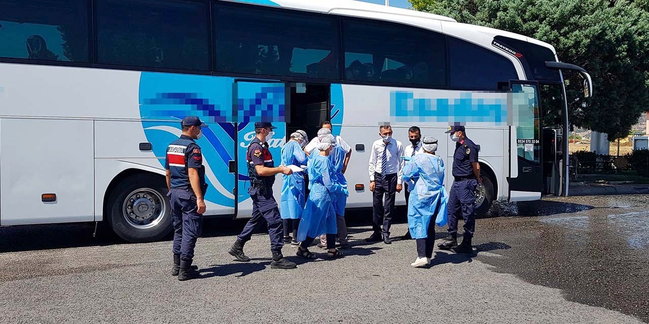 Karantinada olması gereken kişi yolcu otobüsünde yakalandı